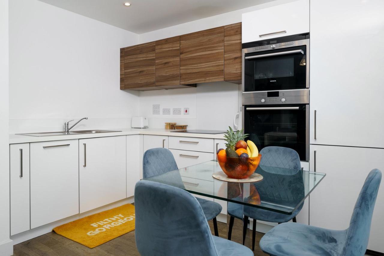 Stylish Fully-Equipped One Bedroom Apartment With Extra Sofa Bed, Free Secure Parking, Onsite Gym, 24Hr Security & Concierge Londra Dış mekan fotoğraf