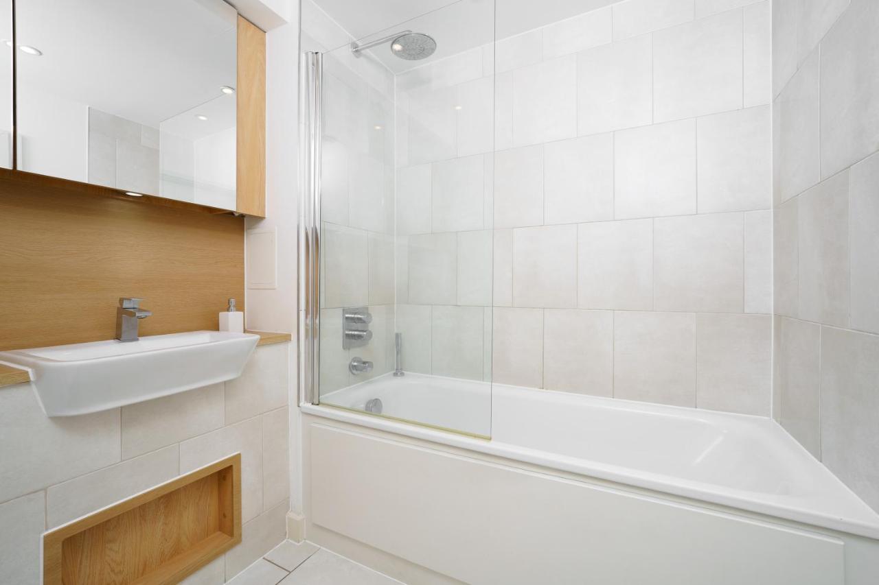 Stylish Fully-Equipped One Bedroom Apartment With Extra Sofa Bed, Free Secure Parking, Onsite Gym, 24Hr Security & Concierge Londra Dış mekan fotoğraf