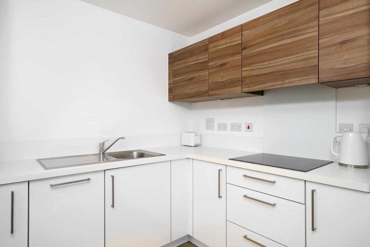 Stylish Fully-Equipped One Bedroom Apartment With Extra Sofa Bed, Free Secure Parking, Onsite Gym, 24Hr Security & Concierge Londra Dış mekan fotoğraf