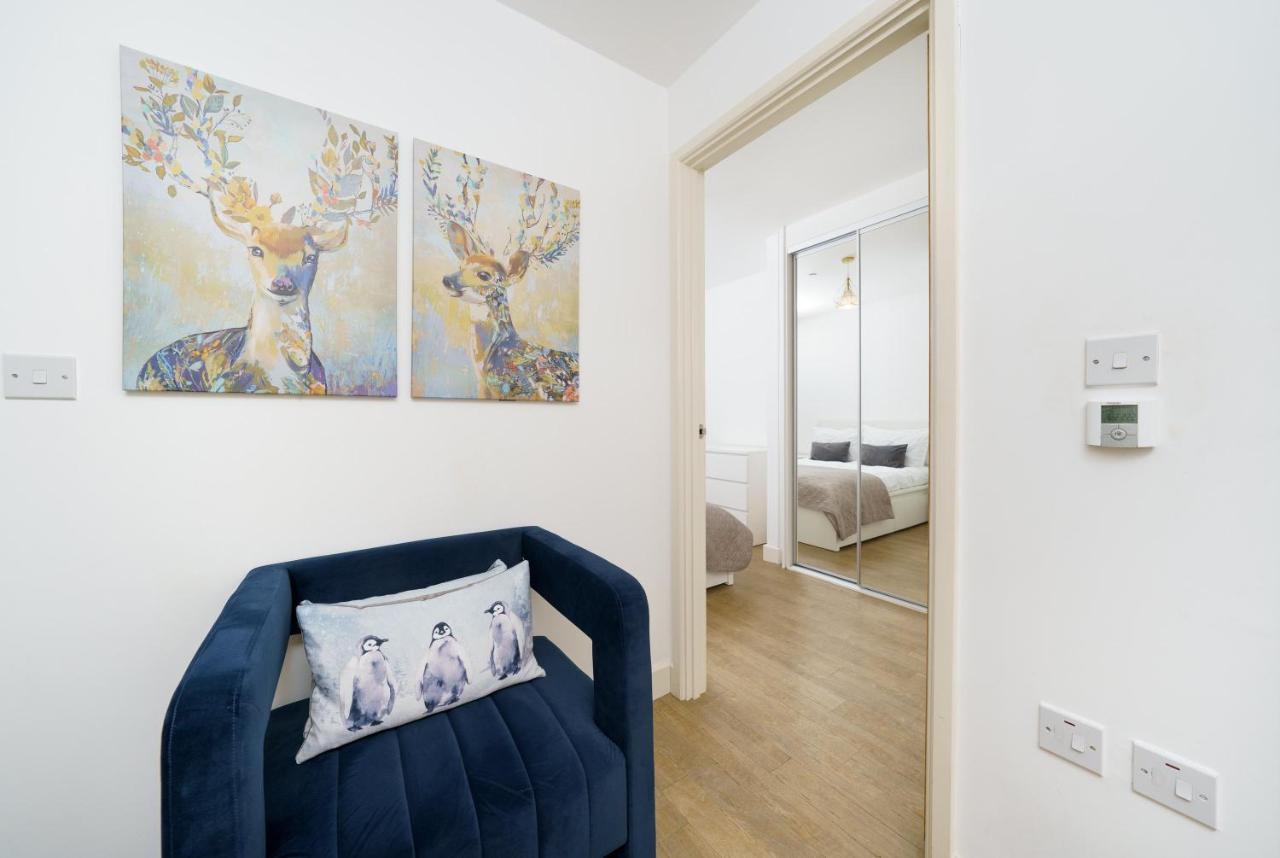 Stylish Fully-Equipped One Bedroom Apartment With Extra Sofa Bed, Free Secure Parking, Onsite Gym, 24Hr Security & Concierge Londra Dış mekan fotoğraf