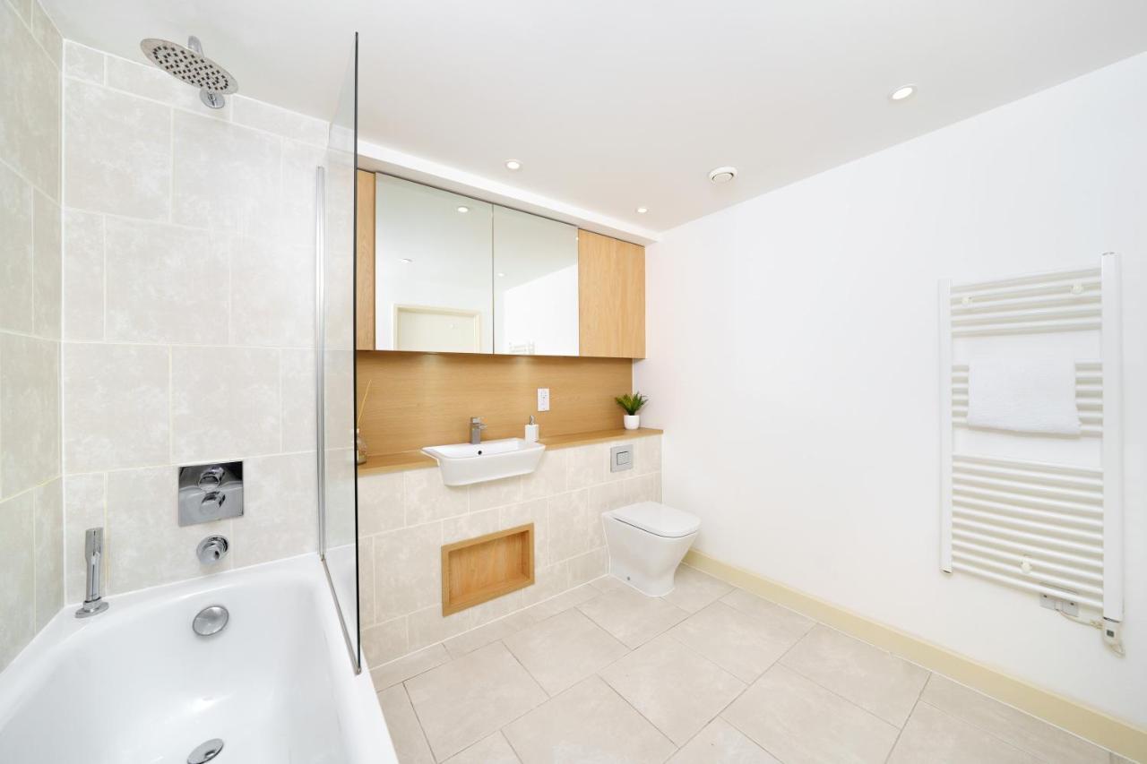 Stylish Fully-Equipped One Bedroom Apartment With Extra Sofa Bed, Free Secure Parking, Onsite Gym, 24Hr Security & Concierge Londra Dış mekan fotoğraf